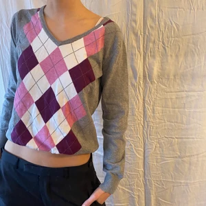 Rutig tröja  - En så fin trendig tröja!! Säljs pga används inte. Skriv för frågor!! Tröjan är  uppvikt på första och tredje bilden