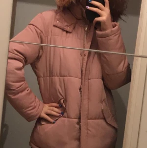 Jacka - Den är från H&M den har pels i luvan