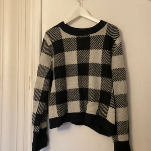 Stickad tröja - Fin stickad tröja som endast är använd ett fåtal gånger! ✨