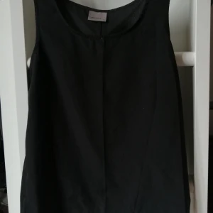 Tunnt linne med slits, storlek xs - Svart linne / topp i tunnt material som är lite genomskinligt från vero moda. Storlek xs. Slits bak i ryggslutet. Hel, utan fläckar. Är i fint skick! 
