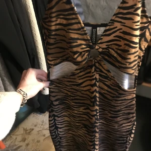 Tiger klänning - Från hm storlek 36 ganska tight 