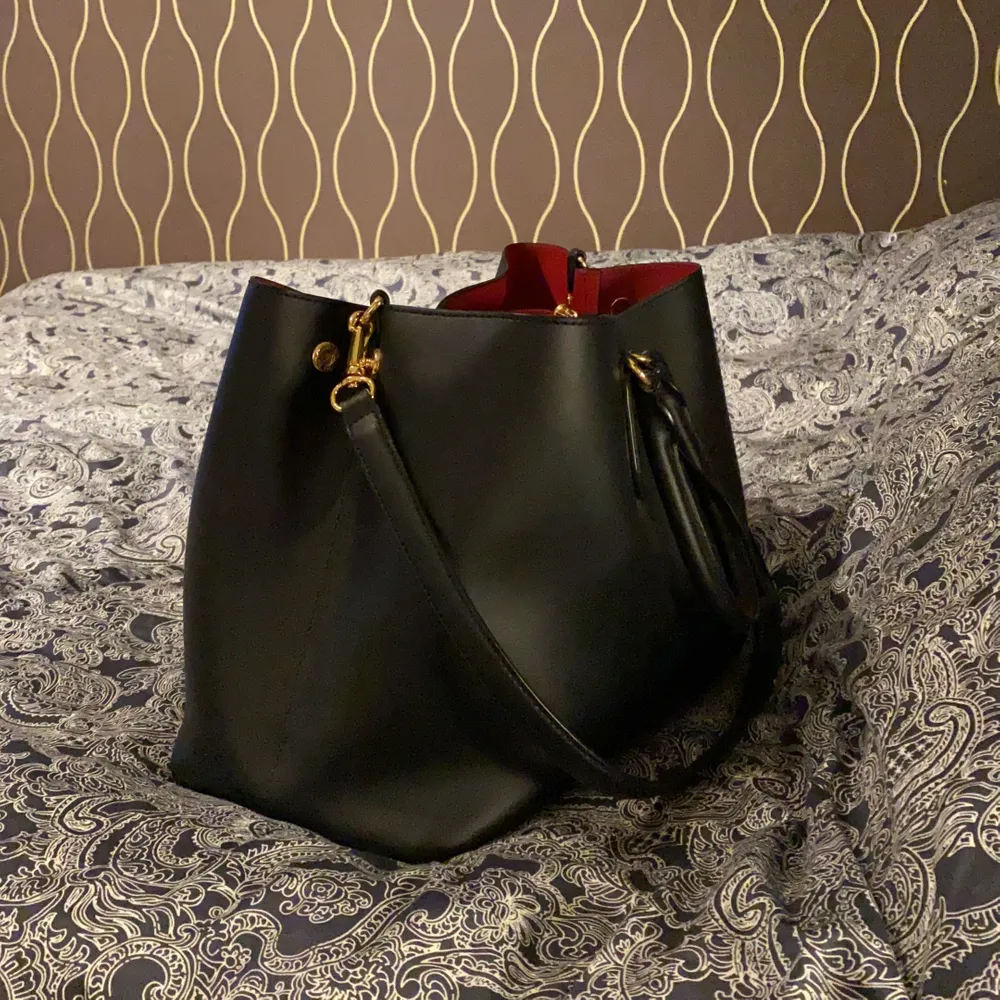 Rymlig Ralph Lauren handväska svart. Modell ”Marcy Leather Satchel”. Längd ca40cm. Höjd ca27cm. Bredd ca 18cm. Kontakta privat för fler bilder. Köparen står för frakten. Väskans inköpspris ca 3500kr & är oanvänd därav priset men det är dock diskuterbart. . Väskor.