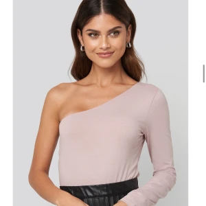Oneshoulder - Jättefin ljusrosa oneshoulder-body från NAKD 💘 aldrig använd!