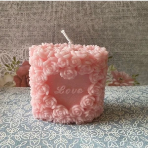 Souvenir ljus" LOVE" - Mått: 7,8 cm. Material: 100% Paraffin. Brinntid: 16 timmar per ljus.