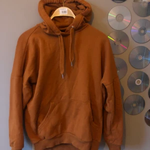 Monki - Super skön varm hoodie ifrån monki! Den är i storlek xxs men sitter bra på mig som brukar ha m. Om du har några frågor är det bara att skriva! <3