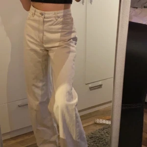yoko off-white jeans - säljer mina jätte populära wide jeans från monki. jeansen är i  storlek 27 som är slutsålda på hemsidan. Säljer dessa pågrund av att de är förstora och därför är de oanvända. Nypriset är 400kr. Hör av dig till mig privat om du vill ha fler bilder eller diskutera priset :)