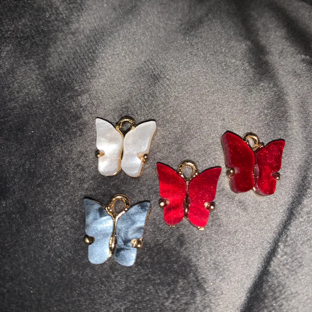 4 stycken söta fjärilsberlocker till smycken. Jag använder mina till att göra örhängen men det går även att göra halsband, armband och ringar. Priset är för alla 4.. Övrigt.