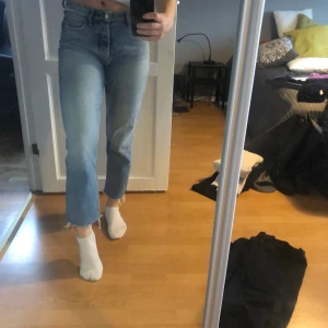 Mom-jeans från Zara - Jeans från zara! Raka och ej vida i modellen. Säljer pågrund av att dem är för små för mig (170cm)
