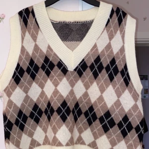 Stickad väst - Säljer min väst från shein för får inte användning av den, endast testad. One-size, skulle säga att den är som s/m. Köparen står för frakten 😇 Bud från 50kr.                                Budet ligger på: 100kr