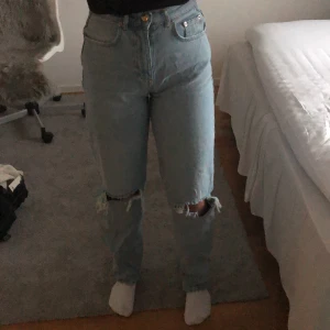 90s High Waist Jeans - Säljer ett par skitsnygga jeans från ginatricot!!! Använda fåtal gånger pga för små i midjan. Är cirka 165 cm lång & jeansen är i en perfekt längd😍 storlek 34💕 Kan skicka bättre & mer bilder privat!!
