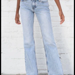 quinn jeans från brandy melville - säljer dessa superfina, helt oanvända jeansen från brandy melville för att de inte passar mig! lapparna är kvar och de är endast testade, ä nypris är 400kr💕💕 priset är exklusive frakt