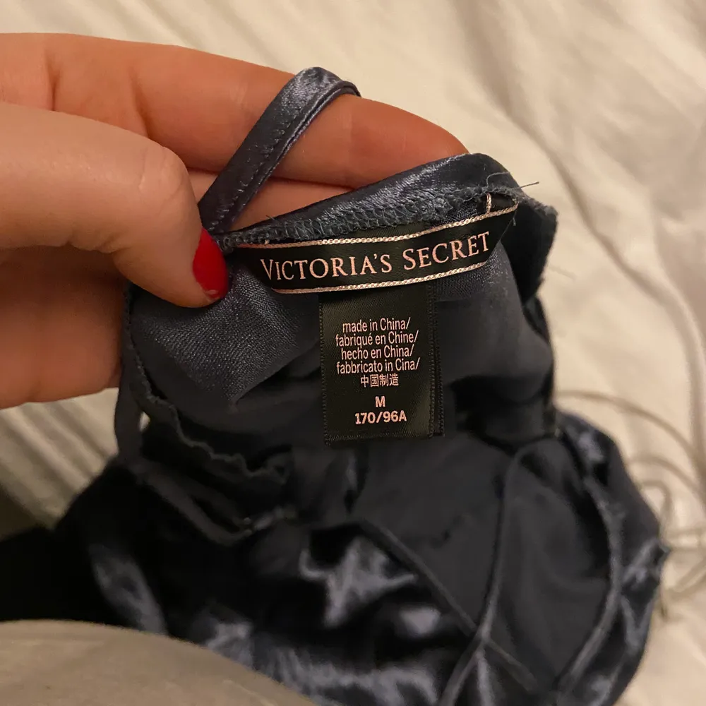 En från Victorias secret aldrig använd. 30kr styck eller 50 för båda . Klänningar.