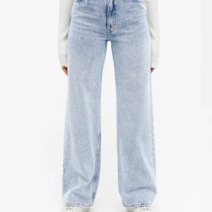 Monki Yoko jeans light blue  - Monki jeans i storlek 25, använda ett fåtal gånger. Skriv privat för fler bilder/frågor.