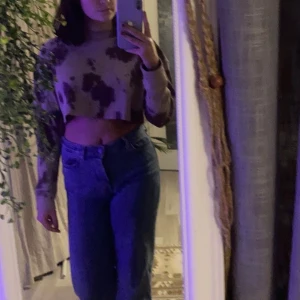 Croppad long sleeve - En croppad långärmad tröja i batikmönster! Fick den i julklapp men den var för liten för mig tyvärr... 💞 Om flera är intresserade blir det budgivning!        HÖGSTA BUD: 115❤️