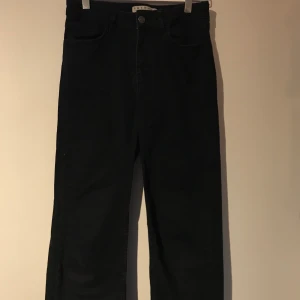 Black jeans - Svarta jeans. Klippta vid ankeln. Passar en kortare person. Jag är 174 och eftersom de e klippta vid ankeln så blir de lite ännu högre för mig. Extremt sköna dock.
