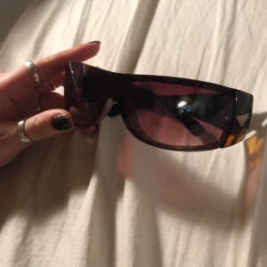Swag brillor - Jätte coola sol brillor jag köpt secondhand, aldrig själv använt dem :) Lite rubbade på sidorna (se bild 2) annars fina ;) köparen står för frakten <3