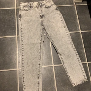 Jeans  - Säljer dessa skit snygga jeansen från Gina tricot i en snygg grå urtvättad färg! Säljes då de tyvär är för små för mig. Använd nån enstaka gång men så gott som nya!