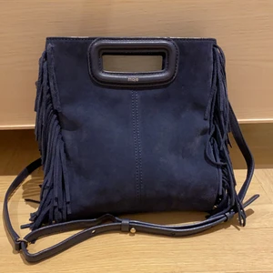 Maje väska - Jättefin marinblå maje-väska! Den är endast använd några få gånger och är därför i väldigt bra skick. Nypris ca 2500kr och köpt på NK. Jag kan mötas upp i Stockholm, annars står köparen för frakten.