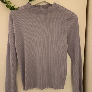 tröja - en söt lila tröja jag köpt här på plick men är från hm. aldrig använd utav mig och därav säljs den. lite nopprig därav det låga priset! storlek M men skulle rekomendera L om man vill att den sitter tight! frakt är inkluderat!!💜💜