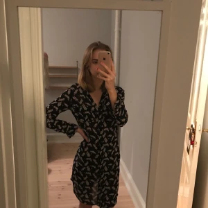 Ganni klänning - Fin ganni klänning i jättebra skick! Stl XS men sitter inte tajt då modellen är lite bredare i sig! Har bild på mönstret så hör bara av er om ni vill ha tydligare närbilder!🥰🥰