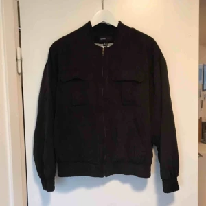  - Mörkbrun/svart bomber jacka från Mango i storlek S. I mycket gott skick!🌞