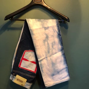 Skit cooooola jeans - Säljer dessa jeans som jag köpte på second hand men dem var tyvärr för små. Dem är målade med coola detaljer på högra bakfickan och runt gylfen. Skulle säga att waisten är mera w27-26. Köparen står för frakt✨