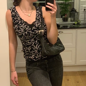 Linne - Super snygg topp som jag matchat med ett spetslinne under. Strl M men sitter mer som S. Märke: Stockholm LM