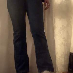 Supersnygga Levis jeans som tyvärr har blivit för små för mig. De är lite utsvängda nertill men lite för korta för mig som är 166.  I midjan skulle jag säga att de är lågmidjade till midwaist.💖