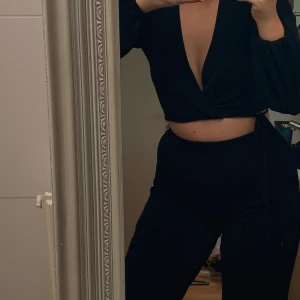 Byxor - Svarta vida byxor i jättefint material! Har en matchande topp till om man vill köpa den med, hela settet säljs för 175kr totalt!