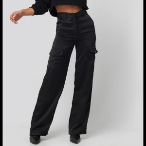 Satin cargopants - Ena knappen har tyvärr trillat av men det syns inte när man har på sig dom, Inköpspris 499 och pga knappen säljs de billigt