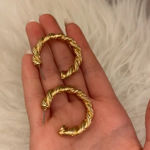 Öronhänge - Super gulliga guldiga öronhängen! SÅ SÅ fina till sommaren när man har solbränna. 🤍nypris: 199kr