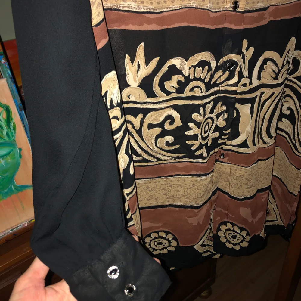 Lång tunika med unikt mönster i stl L. Sitter snyggt på en s/m. . Skjortor.