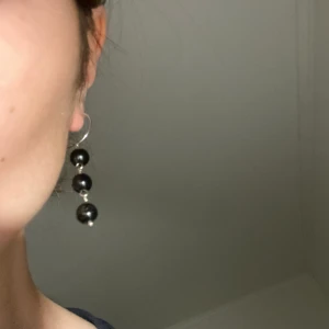 Svarta örhängen  - Fina silvriga örhängen! Oanvända och handgjorda)) kontakta för fler bilder och/eller frågor)) köp gärna!!