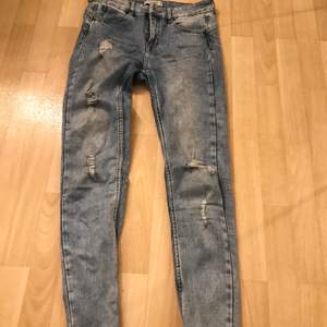 Jeans från pull and bear med slitningar och push-up i bak. 150kr inkl frakt 