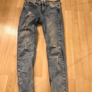 Jeans  - Jeans från pull and bear med slitningar och push-up i bak. 150kr inkl frakt 