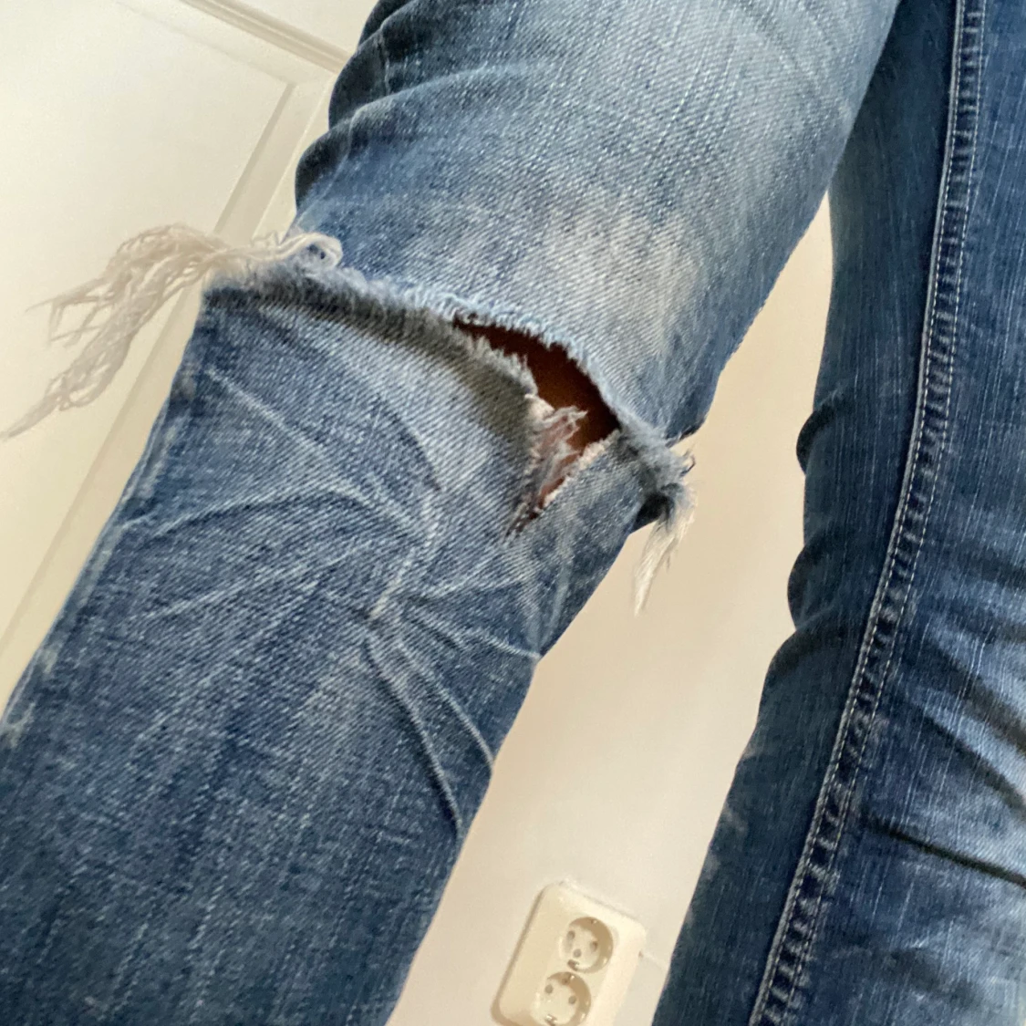 blåa ripped jeans  - 90