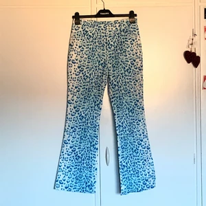 blåa leopardbyxor / jeans - otroligt fina leopardbyxor med flare! har aldrig använt eftersom de är för små:( min midja är 84 cm och de är ca 10 cm för små. skulle passa på S/M bäst eller storlek 36:)
