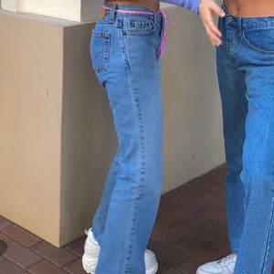 (första bilden är ej min) Säljer ett par skitsnygga blåa raka jeans lite ljusare än de på första bilden i storlek 36 passar till allt!!!💫⚡️🦋🥰 de är ej lågmidjade och jag är 163 cm lång men de är ganska långa utan skor✌🏼 Skriv ifall ni vill köpa privat och frakt ingår inte i priset🥺