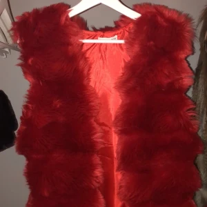 Fejk pälsväst  - Inte riktig päls. En skön väst i storlek S/M. Använd 1 gång bara. Ser ut som när jag köpte den.