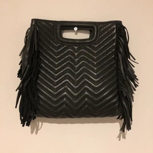 Maje väska - Säljer min Maje skinn väska för 900 kr. Köpt för 2395 kr. Jag går att förhandla med. Om många intresserade budgivning i kommentarerna. Köparen står för frakten❤️ HÖGSTA BUD PÅ 750 kr