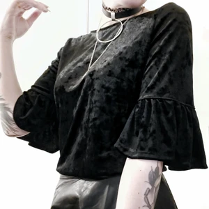 Topp i krossad sammet 🖤 - Topp i krossat sammet 🖤 Sååå himla snygg!! Ärmarna är utsvängda precis innan armbågen och den utsvängda delen har små slits på insidan 😍 Helt ny och oanvänd med prislappen kvar!! Storlek xs men passar upp till Medium! 100kr