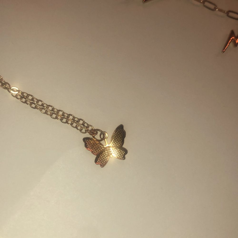 Super gulligt guld halsband med en fjäril. Så fint och enkelt🤩🤩🤩. Övrigt.