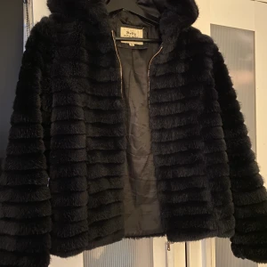 Jacka fake fur - Fin och varm fake päls jacka från miinto. Storlek xs men mer som en s-m. Guldig dragkedja. 