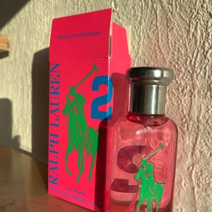 Ralph Lauren parfym - Ralph Lauren big pony collection women 2 (50 ml). Aldrig använd, helt ny. Säljer pga att jag fick en jag redan hade i julklapp. Nypris 540kr på Kicks! Frakt tillkommer!