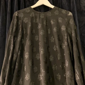 Blus från MQ✨ - Snygg blus från MQ med fina glitter detaljer✨ andvänt några gånger med ändå fint stick!✨