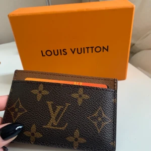 Korthållare - Jättefin korthållare från Louis Vuitton, jag fick den när jag fyllde men nu i julklapp fick jag en annan jag hellre vill ha. Jag kan inte garantera äktehet då kvitto saknas 🤍priset kan sänkas vid snabb affär 🤍