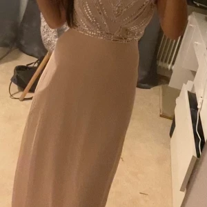 Festklänning  - Aldrig använd. Helt ny