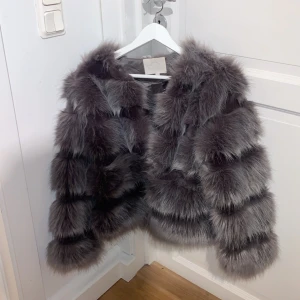Faux fur jacka  - Jacka i fuskpäls från Vera & Lucy. Köpt för 1000kr, väldigt fint skick. Kan både mötas upp och fraktas. 