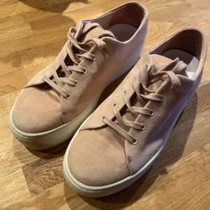 Jennie Ellen sneakers rosa storlek 38  - Sneakers med hög sula från Jennie Ellen, storlek 38. I princip oanvända. 