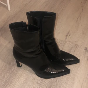 Lack boots med klack  - Säljer dessa lackade boots med klack från NAKD, har legat i min garderob eftersom dom är för stora för mig (storlek 40) nypris 499kr på NAKDs hemsida. OBS Frakt tillkommer  